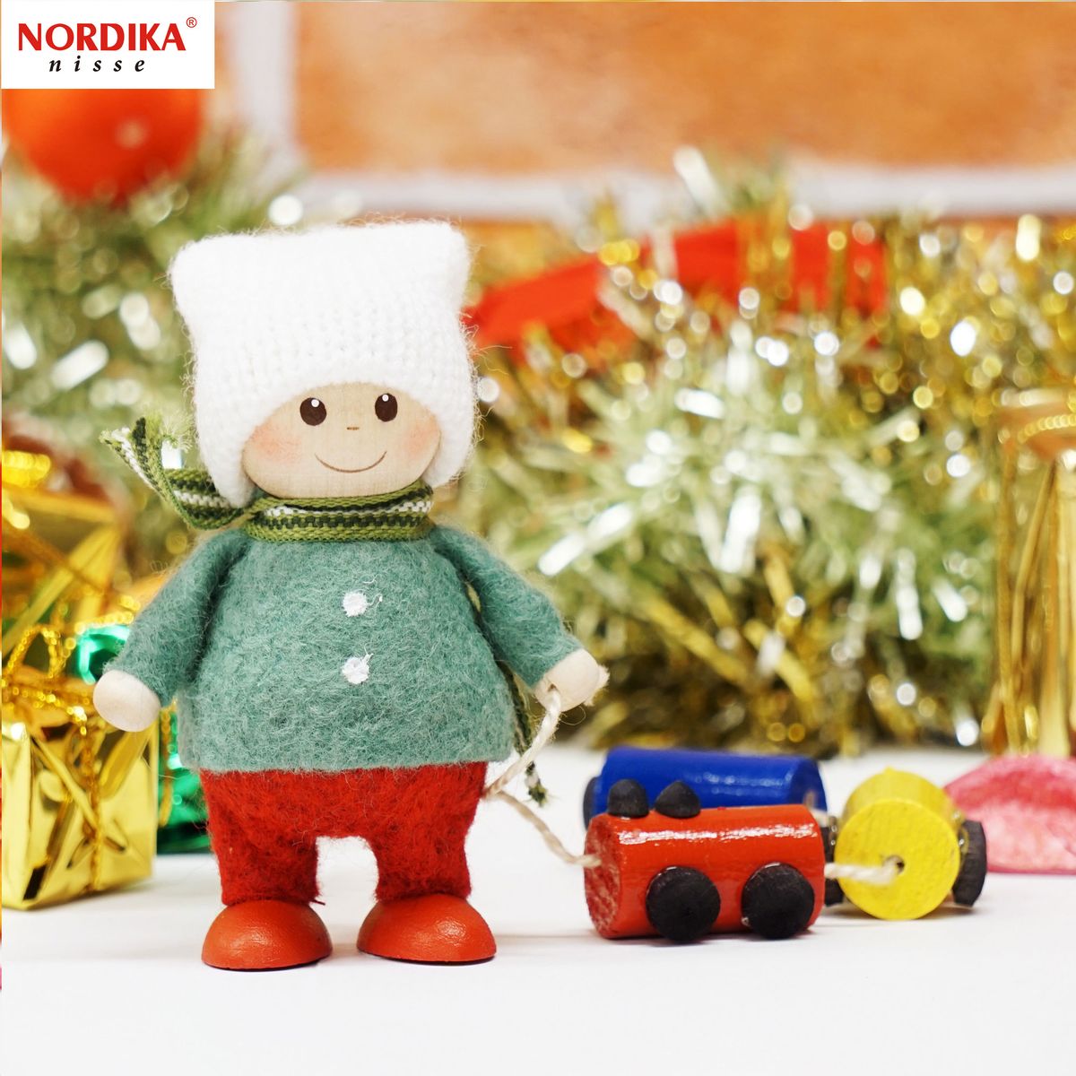 楽天ひかりTVショッピング　楽天市場店NORDIKA Nisse クリスマス人形 電車のおもちゃを運ぶ男の子 Joy to the world 約120mm エストニア製 NRD120763