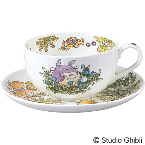 贈り物に最適なギフト対応商品 箱 　17×17×8cm　（トトロ専用BOX） 素　材 　ボーンチャイナ 商品内容 　カップ　　1客　直径10.5×高さ6cm 　（容量325cc） 　ソーサー　1枚　直径16.2×高さ2.1cm−　Noritake　ノリタケ　− ノリタケの歴史は日本の洋食器の歴史と言えます。 日本を代表する洋食器としてノリタケの食器は世界中のご家庭、 ホテル、レストランで愛用され高い評価を得ています。 ノリタケでは1904年創業以来、永年に渡り培われた技術と伝統に 新しさを融合し、心豊かなライフスタイルを提案しています。 〜　店長おすすめ　〜 人気のカップ＆ソーサー　5客アソートセット ノリタケの人気商品、花更紗、 ブルーソレンティーノ、キューティーローズ、 ポートショア、ジュヌフレールの カップ＆ソーサーをギフトセットにしました。 あす楽対応　送料無料 送料無料 16500円　 Noritake　　×　　となりのトトロ となりのトトロで食卓を楽しく。実店舗でも大人気の「となりのトトロ」シリーズです。 お子様から大人まで世代を超えて愛されるとなりのトトロのテーブルウェアは 贈る方を選ばずどのような用途でも利用できギフトとして最適です。 ほのぼのとしたファンタジー。いつもの食卓に笑顔があふれます。