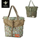 FEカモトートバッグFE-CAMO Tote Bagオレゴニアンキャンパーとのコラボレーションアイテム。Foxfireオリジナルのフィッシュアイカモフラージュ柄をプリントしたトートバッグです。上半分をメッシュ地にすることにより通気性に優れ、濡れ物の収納にも最適。肩掛けはもちろん、上部ドローコードを絞ることで巾着状にすることも可能です。 ●Oregonian Camperコラボ企画 ●Foxfireオリジナルのフィッシュアイカモをトートバッグに限定プリント ●上半分が通気するドライトートは肩掛けOK&絞れば巾着状にColor：070オリーブ・111グリーンカモSize：W30×D38×H15cm■Fabric:600D裏PUコーティング(ポリエステル) Foxfireとは 1982年、フォックスファイヤーは4型のフライフィッシングベストからはじまりました。この日本でフライフィッシングのパイオニアとして活動してきた私達の知恵から生まれた作品でした。私達は、そのものづくりの知恵を様々なアイテムに投入し、四半世紀を経て現在の幅広いラインナップを揃えるアウトドアブランドへと発展してきました。その間一貫して取り扱ってきたテーマが「クワイエットスポーツ」です。 クワイエットスポーツとは、その名のとおり、自然の中で騒ぎたてることなく穏やかに楽しむスポーツのこと。フライフィッシングは代表的なクワイエットスポーツのひとつといえます。それは、「自然への挑戦」や「自然の征服」とは異なり、「自然との融和」「自然との共生」をなす知恵から発生しています。そして、それはフォックスファイヤー総てのもの造りの思想やテクノロジーに結びついています。 ※メーカーやモデル等によりサイズ感は異なります。サイズは目安としてお考えください。 ※写真の色と実際の商品の色は多少異なる場合がございます。 ※商品画像はメーカー提供のサンプル画像です。 製品仕様・デザインは改良のため予告なく変更される場合がありますのでご了承ください。 正規品 未使用新品 当店のブランド商品は全て本物です。安心してショッピングをお楽しみください。