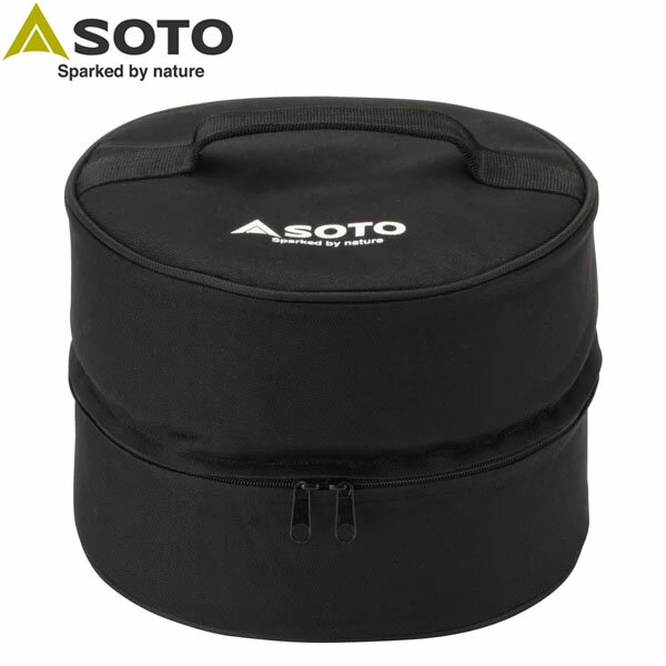 スモークポット用収納ケースST-126CSアウトドアでの持ち運びに便利。※本製品はスモークポット コロ ST-126、 スモークポット ドン ST-127、スモークポットIHブラック ST-128BK 専用の収納ケースです。製品サイズ (W×D×H)直径250×高さ185mm重量235g材質外側：ポリエステル内側・底布：PVC持ち手：ポリプロピレン ※メーカーサイトや取扱説明書をよくご覧の上でご使用ください。 SOTO ソトとは SOTOは「外」 工業用からホビーまで用途に応じて個性を充分に発揮する炎の道具シリーズをはじめ 日本のフィールドに合った製品づくりを目指すアウトドアブランドです。 ※メーカーやモデル等によりサイズ感は異なります。サイズは目安としてお考えください。 ※写真の色と実際の商品の色は多少異なる場合がございます。 ※商品画像はメーカー提供のサンプル画像です。 製品仕様・デザインは改良のため予告なく変更される場合がありますのでご了承ください。 正規品 未使用新品 当店のブランド商品は全て本物です。安心してショッピングをお楽しみください。
