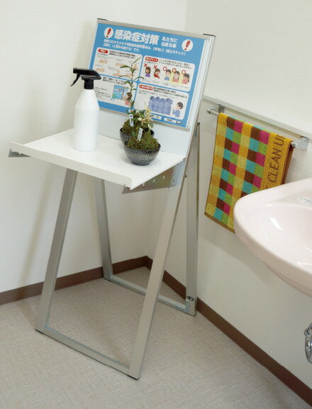 消毒液台 店舗前看板 カードケース看板 メニュー看板 記帳台にもなります。注意喚起のポスターもセットできるので、ウイルス対策の消毒液台に最適。●本体フレーム：アルミ押出し材／アルマイト仕上（シルバー）●面板：アルミ複合板（白）3mm＋カードケースA3●受け：アクリル板3mm（底面：アルミ複合板）●棚受け：ZAM●レール：アルミジョイナー／アルマイト仕上※静荷重の一点集中荷重として3kg●対応サイズ：A3横（W420mm×H297mm）●ラックサイズ：W450mm×D345mm●重量5.3kg●尚、個人宅への配達ができない商品です。会社名、屋号、店名、団体名のいずれかを必ずお知らせ願います。
