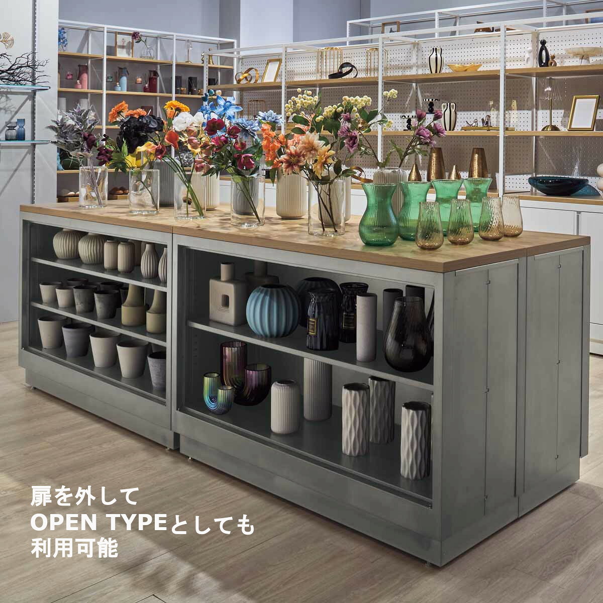お店の中央ショーテーブルとしてはもちろん、オフィスの休憩室やリフレッシュスペースにおしゃれなカフェ風コーナーを手軽に構築できるシリーズ。組み合わせレイアウトにも適した実用性の高い収納カウンター。扉を外してオープンタイプとしてもご利用可能。天板の素材はロットにより異なります。木製の場合と金属製（木目転写素材）の場合があります。サイズ、カラー毎に異なります。全体耐荷重約100kg。工具不要で組み立て簡単。時短・省人化へも繋がるストレージBOX。バックカウンターや島什器としても展開可能。単品販売 幅90 120cm 2size展開