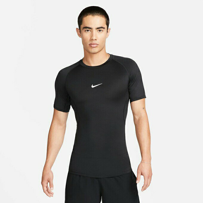 Nike Proコレクションなら、日課のエクササイズでも、高負荷のワークアウトでも、自信を持ってベストを尽くせます。 滑らかで伸縮性に優れた着心地を提供するこのスリムフィットのトップは、お気に入りのスポーツやアクティビティに最適です。 さらに、Nikeのデザイナーは、2つの理由から曲線的な裾を作り出しました。 カバー範囲を拡大できること、そしてボトムスにタックインするとしっかりフィットすることです。 ■カラー：101（ブラック/ホワイト） ■サイズ： S：着丈73cm/胸囲78cm/裾幅41cm/ゆき39cm M：着丈73.5cm/胸囲82cm/裾幅44cm/ゆき39.5cm L：着丈74cm/胸囲90cm/裾幅47cm/ゆき43cm XL：着丈75cm/胸囲94cm/裾幅48cm/ゆき46cm 2XL：着丈75cm/胸囲100cm/裾幅50cm/ゆき46cm ※製品によって仕上りサイズに多少の誤差がありますのでご了承下さい ■素材：本体/ポリエステル 90%、ポリウレタン 10% ■原産国：インドネシア ■特長： ・吸汗×速乾 ・汗にさよなら Nike Dri-FITテクノロジーが、肌から汗を逃がしてすばやく蒸発させ、さらりと快適な状態をキープ。 ・動きやすいデザイン 伸縮性のあるニット素材が体を包み込むような着心地を提供。 ワークアウトやアクティビティ中に自然な動きをサポート。 フラットな縫製が滑らかな肌触りを実現。 ・カバー範囲が増大 曲線的なラインの裾が、ワークアウト前後もしっかりカバーし、多方向への動きに合わせて伸縮。 長めの丈で、ボトムスにタックインすることも可能。 ※商品画像はサンプルのため、若干の仕様変更がある場合がございます。 予めご了承下さい。 検索ワード：アンダーシャツ インナーウェア コンプレッションインナー 機能インナー 半そで本商品は沖縄県からの発送となります。：発送元：〒905-0012 沖縄県名護市字名護見取川原4472 イオン名護店1階