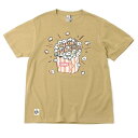 難燃素材を使用したポップなプリントTシャツ ■カラー：Beige ■サイズ(cm)： WM ( 着丈/58、肩幅/37、身幅/48、裄丈/35.5、袖丈/17 ) WL ( 着丈/60、肩幅/39、身幅/50、裄丈/37.5、袖丈/18 ) ※製品によって仕上りサイズに多少の誤差がありますのでご了承下さいませ。 ■素材：Polyester 100% ■原産国：中国 ■素材特性： 焚火の火の粉からウェアを守る難燃加工を施した〈フレイムリターダントシリーズ〉。溶接作業用の衣類にも使用される難燃処理をすることで、燃えにくい生地に仕上げました。カジュアルな雰囲気や着心地を保ちつつ、心置きなくアウトドアを楽しめます。 ※難燃性は防炎を保証するものではございませんのでご注意ください。 ■デザイン： 春夏シーズンにぴったりなさらっとした着心地が特徴の難燃Tシャツ。食いしんぼうなブービーがポップコーンに埋もれちゃった！！CHUMS Original Spiceを使用して作った美味しいポップコーンをイメージしたイラストと、CHUMS FUN FOODのポップな文字をプリント。キャンプで心置きなく焚き火を楽しみたい方におすすめな1枚。 ■ご注意ください！ ※画像の商品は光の照射や角度により、実物と色味が異なる場合がございます。予めご了承ください。 検索ワード：アウトドアウェア トレッキングウェア 半そで ショートスリーブ