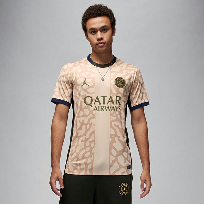 パリ・サンジェルマン 2023/24 スタジアム第4弾 メンズ ジョーダン Dri-FIT サッカーレプリカジャージ このPSG 2023/24 Fourthジャージで、アイコンが激突する。 世界で最も有名なクラブのひとつが、ストリートウェアで最も有名な柄のひとつであるジョーダンエレファントプリントと出会い、ゲームを超越したジャージが誕生しました。スタジアムコレクションは、レプリカデザインのディテールと吸汗速乾テクノロジーを組み合わせ、レ・パリジェンヌにインスパイアされた即戦力なスタイルを実現。 ■カラー：201(BR/ヘンプ/オブシディアン/セコイア/(ラフグリーン)) ■サイズ(cm)： US-S(着丈71/胸囲96/裾幅47/肩幅41/袖丈24) US-M(着丈73/胸囲102/裾幅51/肩幅43/袖丈25.5) US-L(着丈74/胸囲110/裾幅55/肩幅45/袖丈25) ※製品によって仕上りサイズに多少の誤差がありますのでご了承下さい。 ■素材：本体/ポリエステル 100% ■原産国：タイ ■機能：吸汗×速乾 ■特長 ・ Nike Dri-FITテクノロジーが汗を素早く蒸発させ、ドライで快適な着心地をキープ。 ・ レプリカデザインのディテールは、チームが着用するものをモデルにしています。 ・ 洗濯機洗い可能 ※商品画像はサンプルのため、若干の仕様変更がある場合がございます。予めご了承下さい。 検索ワード：レプリカユニフォーム Tシャツ シャツ サッカー フットサル レプリカ