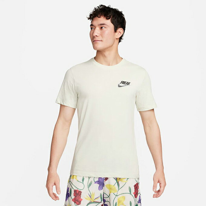 ヤニスの遺産はすでに石に刻まれており、このリラックスフィットの吸汗速乾ナイキTシャツに描かれた石のようなグラフィックで、彼のバスケットボール界の頂点への道のりを表現しました。 ■カラー：シーグラス( 020 ) ■サイズ：(cm) S(着丈68/胸囲90/裾幅48/肩幅41/袖丈22) M(着丈68.5/胸囲94/裾幅49/肩幅43/袖丈22.5) L(着丈69/胸囲98/裾幅50/肩幅44/袖丈23) XL(着丈71/胸囲106/裾幅53/肩幅45/袖丈23) 2XL(着丈73/胸囲112/裾幅57/肩幅47/袖丈23) ※製品によって仕上りサイズに多少の誤差がありますのでご了承下さい。 ■素材：本体/綿 57%、ポリエステル 43% ■原産国：エジプト ■機能：吸汗×速乾 ■特長： ・Nike Dri-FITテクノロジーが汗を素早く蒸発させ、ドライで快適な着心地をサポート。 ・滑らかなジャージーニット素材は軽量で通気性に優れています。 ・洗濯機洗い可能 ※商品画像はサンプルのため、若干の仕様変更がある場合がございます。予めご了承下さい。 検索ワード：半袖Tシャツ 半袖シャツ 半そで Tシャツ 機能Tシャツ バスケットウェア プラクティスシャツ バスケットボール バスケ ウェア ウエア