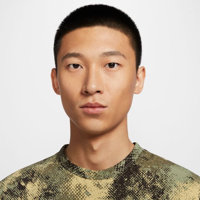 【全品対象ポイント最大7倍 5/30〜6/1】ナイキ Tシャツ 半袖 メンズ Dri-FIT ショートスリーブ フィットネストップ ハイバースCAMO総柄機能Tシャツ FZ0737-386 NIKE