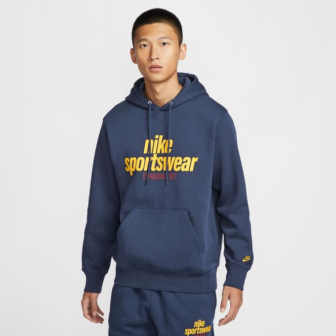 クラシックなスタイル。 この定番Nike Club Fleeceプルオーバー パーカーは、すっきりとしたカジュアルなデザイン。外側は滑らか、内側が抜群に柔らかいフリース素材が、肌寒い日も快適な着心地が持続します。 ■カラー：451(オブシディアン/オブシディアン/(ユニバーシティゴールド)) ■サイズ：S、M、L、XL、2XL ■着用感：スタンダードフィット/定番の快適な着用感 ■素材：本体/フード裏地/綿80％、ポリエステル20％ ■原産国：パキスタン ■特長： ・ 適度なボリュームで、内側が抜群に柔らかく、外側が滑らかな肌触りの起毛フリース素材を使用。 ・ 重ね着しやすいスタンダードフィットのゆったりとした着心地。 ■商品詳細： ・ 左袖にNike Futuraロゴの刺繍 ・ 調節可能なドローコード付きのフード ・ カンガルーポケット ・ リブ仕様の袖口と裾 ・ 洗濯機洗い可能 ※商品画像はサンプルのため、若干の仕様変更がある場合がございます。予めご了承下さい。 検索ワード：スポーツウェア トレーニングウェア フーディ フーディー フード