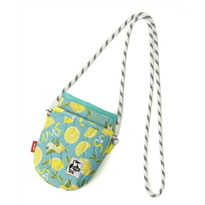 ブービーバードシルエットのエンボス加工を施した“Booby Embossシリーズ”のミニショルダーバッグ。 ■カラー：CHUMSLEMON ■サイズ：H 17 X W 13cm ※製品によって仕上りサイズに多少の誤差がありますのでご了承下さい。 ■素材：Polyester 100% ■原産国：ベトナム ■素材特性： 全面にブービーバードシルエットのエンボス加工を施した“Booby Embossシリーズ”。ボディにはウェットスーツにも使われる合成ゴムを使用。伸縮性、クッション性、耐摩耗性に優れ、日常使いはもちろん、アウトドアやレジャーにも気軽に持ち出しできます。 ■仕様： ・小さめのお財布やスマホなどが収まるサイズ感 ・前面/ポケット ・ボディ全面にブービーバードシルエットのエンボス加工 ・ショルダーロープにはミックスコードを使用 ・コードの先端にはカラー部品をつけてアクセントに ※画像の商品は光の照射や角度により、実物と色味が異なる場合がございます。 検索ワード：バッグ かばん 鞄 ショルダーポーチ 斜めがけ SHLD