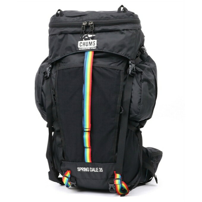 アウトドアであったら便利な機能を搭載、CHUMSの本格派バックシリーズ“Spring Dale”のバックパック（35Lサイズ） ■カラー：BK RAINBOW(Black/Rainbow) ■サイズ：H 63 X W 27 X D 15cm ※製品によって仕上りサイズに多少の誤差がありますのでご了承下さいませ。 ■素材：210D Double Rip Nylon100％ ■原産国：ベトナム ■仕様： ・容量/約35L ・本体重量/約1.8kg ・ユニセックス仕様 ・可動式バックハーネス搭載（45～48cm） ・背面はエアメッシュ+EVAフォーム仕様で湿気を逃し快適な背負い心地 ・雨蓋単体でウエストバッグとして使用可能 ・サイドコンプレッションベルト装備 ・レインカバー装備(底面ポケットに収納) ・ハイドレーション(登山中の給水システム)対応 ・安定性をサポートするチェストストラップ（ホイッスル付き） ・ナイロンテープにはカラビナ等で小物の吊り下げが可能 ■ポケット： ・前面/ストレッチメッシュポケット ・前面左ファスナーから本体内部にアクセス可能 ・前面右ファスナーからフロントポケットにアクセス可能 ・両脇/ボトルなどの収納に適したストレッチメッシュポケット ・雨蓋/小物用ファスナーポケット ・ウエストハーネス両側にポケット ■シリーズ特性： アウトドアシーンでまずはこれがあれば大丈夫といえるバックパックを作りたいという思いから誕生した、“Spring Dale(スプリングデール)シリーズ”。耐久性に優れた210Dダブルリップストップナイロンを使用。豊富な装備と必要十分なサイズ感で、アウトドアから旅行、タウンユースなど幅広い用途で使えます。 検索ワード：登山 トレッキング バッグ かばん 鞄 リュックサック リュック 30Lクラス