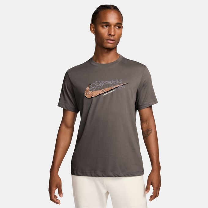 ワークアウト用にデザインされた、機能性の高いTシャツ。 ジム、スタジオ、トラックでのトレーニングパートナーにぴったりです。 速乾性に優れたなめらかな素材と定番のフィット感で、さらりと快適な状態を維持します。 ■カラー：289(ケーブストーン) ■サイズ：S、M、L、XL ■着用感：スタンダードフィット/定番の快適な着用感 ■素材：本体/綿 57% ポリエステル 43% ■原産国：中国 ■機能：吸汗×速乾 ■特長： ・ Nike Dri-FITテクノロジーが、肌から汗を逃がしてすばやく蒸発させ、さらりと快適な状態をキープします。 ・ 軽くて通気性に優れた、柔らかいコットンとポリエステルの混紡素材。 ■商品詳細： ・ 洗濯機洗い可能 ※商品画像はサンプルのため、若干の仕様変更がある場合がございます。予めご了承下さい。 検索ワード：スポーツウェア トレーニングウェア 半そで 機能Tシャツ