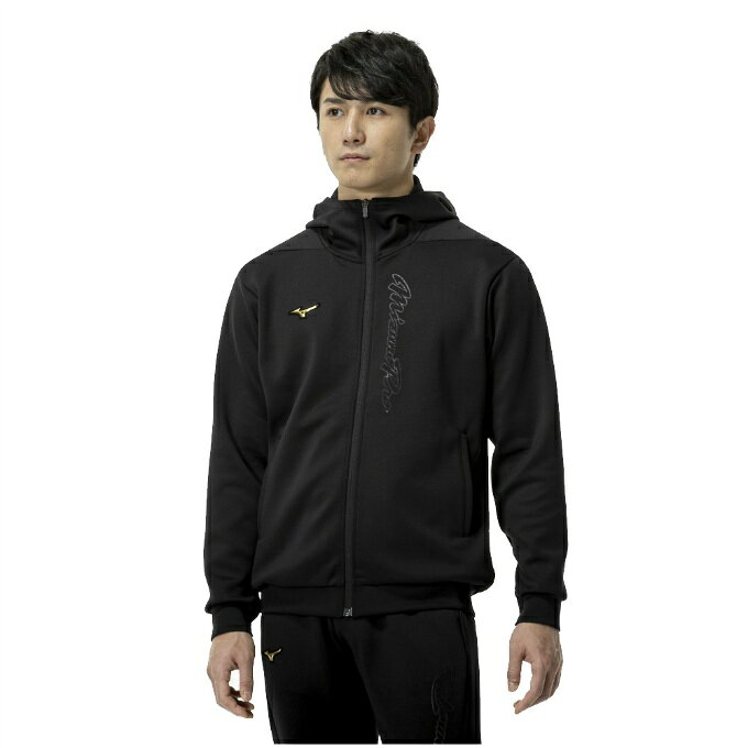 デボス加工のミズノプロロゴ、ストレッチと柔らかな着心地が特徴のストレッチスウェットフーディ。 ■カラー：09ブラック ■サイズ：M、L、O、XO ■組成：本体/ポリエステル95%、ポリウレタン5%、袖口切替/ポリエステル82%、ポリウレタン18% ■原産国：インドネシア製 ■機能： ダイナミックPLUS ダイナモーションフィット 検索ワード：スウェット上 スエット スウエット フードパーカー パーカー スポーツウェア トレーニングウェア 野球ウェア ウエア
