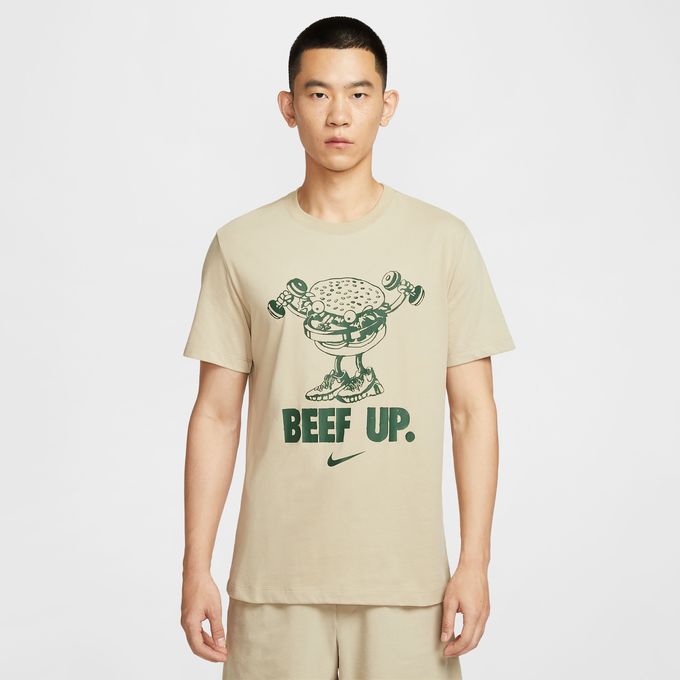 軽量で通気性に優れた柔らかいジャージー素材を使用した、機能性の高いTシャツです。 ワークアウトが激しさを増しても、さらりとした快適な状態が続きます。 ■カラー：253(デザートカーキ) ■サイズ：S、M、L、XL、2XL ■素材：本体/綿 52～57% ポリエステル 43～48% ※素材の割合は異なる場合があります。実際の成分についてはラベルをご確認ください。 ■着用感：スタンダードフィット/定番の快適な着用感 ■原産国：中国 ■機能：吸汗×速乾 ■特長： ・ Nike Dri-FITテクノロジーが、肌から汗を逃がしてすばやく蒸発させ、さらりと快適な状態をキープ。 ■商品詳細： ・ 洗濯機洗い可能 ※商品画像はサンプルのため、若干の仕様変更がある場合がございます。予めご了承下さい。 検索ワード：スポーツウェア トレーニングウェア 半そで 機能Tシャツ