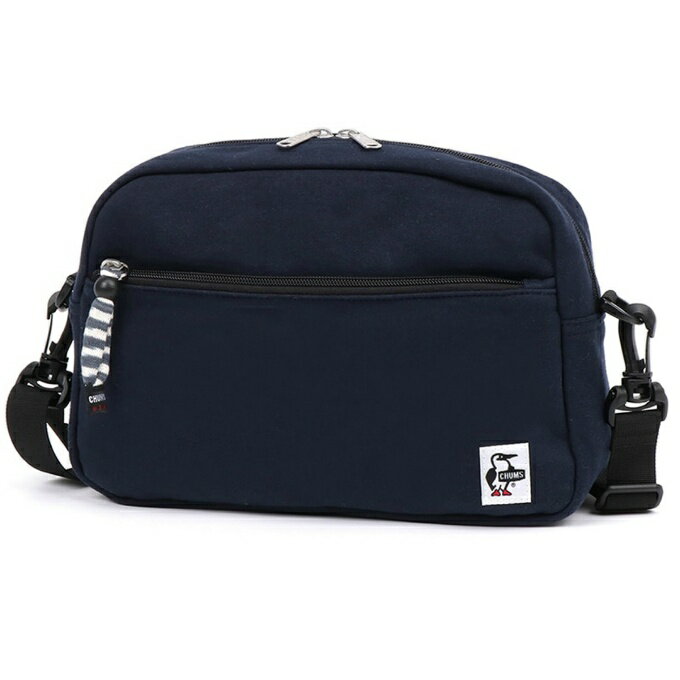 大きすぎず、小さすぎない、“ちょうどいい”サイズ感が人気の、CHUMS定番ショルダーバッグ ■カラー：NAVY ■サイズ：H 20 X W 30 X D 10cm ※製品によって仕上りサイズに多少の誤差がありますのでご了承下さいませ。 ■素材：Sweat Cotton70％　Polyester30％ ■原産国：中国 ■仕様： ・容量/約4.5L ・長財布や500mlペットボトルがすっきり収まるサイズ感 ・本体口/ファスナー仕様 ・前面/ファスナーポケット付き ・カラフルなジッププル(スウェットキーホルダー)付き ■特性： 柔らかなスウェット素材をメインに、裏地や負荷が多くかかる箇所には高強度のポリエステル素材を合わせた、CHUMS定番のバッグシリーズ。 表面には撥水・撥油・防汚性能を備えた「Asahi Guard E-SERIES」加工を施しており、水や汚れに強くアウトドアや普段使いにぴったりです。 検索ワード：バッグ かばん 鞄 ショルダーポーチ 斜めがけ SHLD