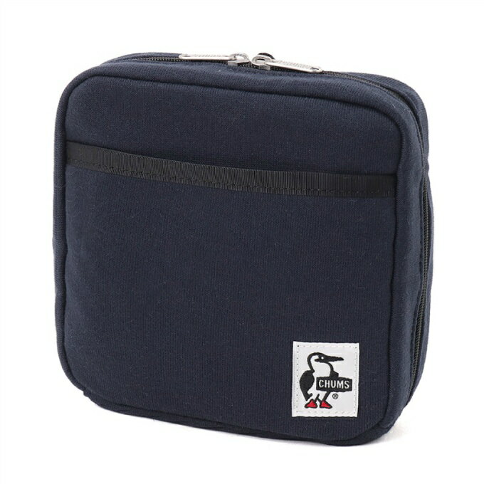 仕分けしやすい内ポケットで整理整頓もばっちり、自立可能なスクエア型ポーチ 【素材特性】 柔らかなスウェット素材をメインに、裏地や負荷が多くかかる箇所には高強度のポリエステル素材を合わせた、CHUMS定番の「Sweatシリーズ」。表面には撥水・撥油・防汚性能を備えた「Asahi Guard E-SERIES」加工を施しており、水や汚れに強く、アウトドアや普段使いにぴったりです。 ■カラー：NAVY ■サイズ：H15 X W15 X D6cm ※製品によって仕上りサイズに多少の誤差がありますのでご了承下さい。 ■素材：Sweat Cotton70％、Polyester30％ ■原産国：中国 ■商品仕様： ・自立可能なスクエア型ポーチ ・トラベルポーチやメイクポーチにぴったりのサイズ感 ・たっぷりマチ幅で見た目以上の収納力を実現 ・本体口 / ファスナー仕様 ・外側 / フロントポケット付き ・内側 / 細かいアイテムの整理に便利な多ポケット構造 （前面）/ メッシュポケット×2 （後面）/ メッシュポケット×5 ※画像の商品は光の照射や角度により、実物と色味が異なる場合がございます。 ※柄ものは生地の取り都合によりプリントの出方が一点一点異なります。