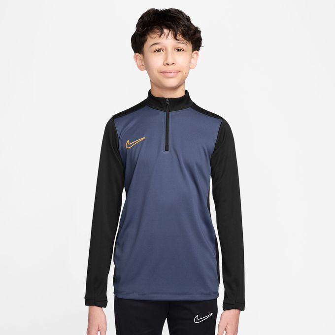 サッカーレーニングの為に作られた定番アイテム。 アカデミー25 Dri-FIT ドリルトップは、寒い日も熱をこもらせることなく、バランスの良い暖かさを提供。袖口のサムホールで、気温が下がっても快適な状態が持続します。 ■カラー：BL/GD(ディフューズトブルー/ブラック/ユニバーシティゴールド) ■サイズ：130、140、150、160 ■原産国：ベトナム ■素材：本体/ポリエステル 100% ■着用感：スタンダードフィット/定番の快適な着用感 ■機能：吸汗×速乾 ■特長： ・ Nike Dri-FITテクノロジーが、肌から汗を逃がしてすばやく蒸発。さらりと快適な状態をキープ。 ・ メッシュパネルが運動中の通気性を確保。 ■商品詳細： ・ 1/2ジップスタイル ・ スウッシュロゴの刺繍 ・ 洗濯機洗い可能 ※商品画像はサンプルのため、若干の仕様変更がある場合がございます。予めご了承下さい。 検索ワード：ジャケット ピステジャケット ピステシャツ ピステジャケット ウインドジャケット シャカシャカ フットサルウェア サッカーウェア キッズ 子供 ジュニア 子ども 少年 練習着 防風