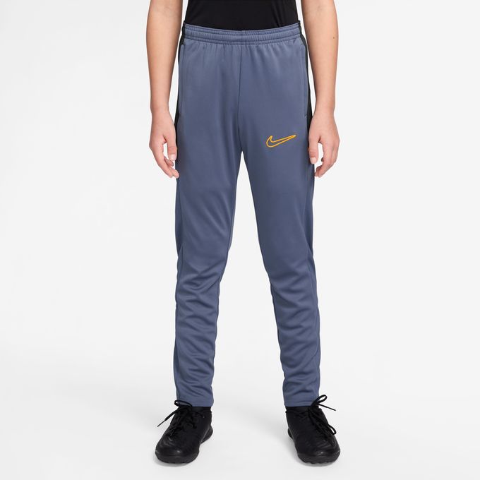 アカデミー25 パンツを着用し、試合に飛び込んでベストなプレーを発揮。 速乾性と通気性に優れた素材を使用しているため、休憩中や友だちと遊ぶとき、チームでプレーするときも快適な状態が持続し、最高のプレーをサポートします。 ■カラー：BL/GD(491/ディフューズトブルー/ブラック/ユニバーシティゴールド) ■サイズ：130、140、150、160 ■原産国：トルコ ■素材：本体/ポリエステル 100% ■着用感：スタンダードフィット/定番の快適な着用感 ■機能：吸汗×速乾 ■特長： ・ Nike Dri-FITテクノロジーが、肌から汗を逃がしてすばやく蒸発。さらりと快適な状態をキープ。 ・ 伸縮性のあるウエストバンドとドローコードで、最適なフィット感に調節可能。 ・ ジッパー付きサイドポケットに小さな必需品を安全に収納可能。 ■商品詳細： ・ 内側のドローコード ・ スウッシュロゴの刺繍 ・ ジッパー付きの裾 ・ サイドポケット ・ 洗濯機洗い可能 ※商品画像はサンプルのため、若干の仕様変更がある場合がございます。予めご了承下さい。 検索ワード：パンツ ピステパンツ ピステパンツ ウインドパンツ シャカシャカ フットサルウェア キッズ 子供 ジュニア 子ども 少年 練習着 防風