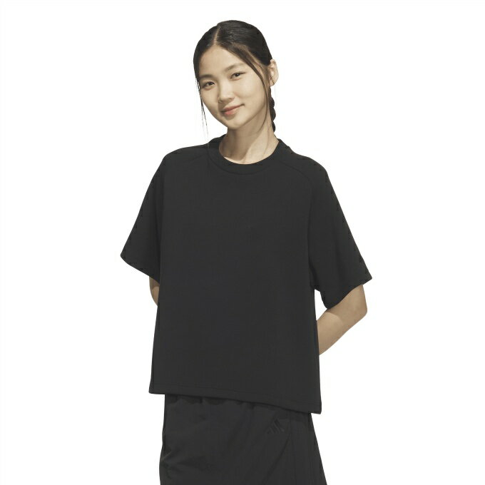 ルーズフィットのニットファブリックで快適なスウェットシャツ。 ソフト ラックス ルーズフィット 半袖Tシャツは、新しい時代のスタイルと快適さを体現したアイテム。カジュアルながら上質なルックスを重視する人のためにデザインされたこのTシャツは、アクティブに過ごす時でも、友達とリラックスしている時でも、毎日のワードローブに上質さとエレガントさを添えるように設計されている。 ルーズフィットのリラックスしながらもスタイリッシュなシルエットが、忙しい日でもリラックスした日でも気を散らすことのない動きやすさを提供。ニットのスウェットシャツ素材はソフトな肌触りで、涼しく、一日中快適さをキープ。シンプルなデザインは、普段の服装にさりげない高級感を加える。 カジュアルなアイテムやワンランク上のアイテムと合わせれば、着心地を損なうことなくさまざまなスタイルを楽しめる。アディダスの時代を超越したエネルギーと革新的な精神を体験し、あらゆる場所でラウンジウェアの未来を体感しよう。 ■カラー：BK(KG9416 ブラック) ■サイズ： S(身長/152-158cm、胸囲/78-82cm、ウエスト/59-63cm) M(身長/157-163cm、胸囲/81-85cm、ウエスト/62-66cm) L(身長/162-168cm、胸囲/84-88cm、ウエスト/65-69cm) O(身長/167-173cm、胸囲/87-91cm、ウエスト/68-72cm) ※サイズは目安となります。 ご自身のサイズが2つのサイズの中間にある場合、タイトなフィット感がお好みであれば小さい方、 ルーズなフィット感がお好みであれば大きい方のサイズをお選びいただくことをおすすめします。 ■素材：ポリエステル51％、モダール繊維25％、綿15％、ポリウレタン9％ ■特徴： ルーズフィット ニットファブリック ※製品によって仕上りサイズに多少の誤差がありますのでご了承下さい。 検索ワード：半そで ショートスリーブ