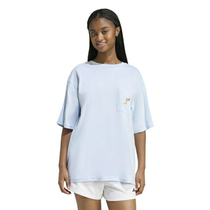 オーバーサイズTシャツは、鮮やかなラバー・スクリーンプリントでモダンな雰囲気を演出。 サマードリンク グラフィックTシャツ2は、さりげないスタイルと快適さを求めるならぴったりのアイテム。カジュアルでシックな雰囲気を楽しみたい日にぴったりの一枚。見た目も気分もフレッシュに。 ピュアコットン製のこのTシャツは肌触りがソフトで、のんびりとした夏の日にぴったり。シングルジャージー構造で耐久性に優れ、何度着用しても型崩れしない。 オーバーサイズフィットが特徴のこのアイテムは、自由に動いて自分を表現できるデザイン。鮮やかなラバーシルクスクリーンプリントが遊び心のある雰囲気を醸し出し、縫い込まれたウーブンサインオフラベルは高級感のある仕上がり。 カジュアルな日でも、ただくつろいでいる時でも、このTシャツはリラックスした雰囲気を楽しむためのもの。お気に入りのジーンズやショーツと合わせて、自信を持って出かけよう。 ■カラー：LBL( KB7187 クリスタルスカイ) ■サイズ：S、M、L、O S(身長/152-158cm、胸囲/78-82cm、ウエスト/59-63cm) M(身長/157-163cm、胸囲/81-85cm、ウエスト/62-66cm) L(身長/162-168cm、胸囲/84-88cm、ウエスト/65-69cm) O(身長/167-173cm、胸囲/87-91cm、ウエスト/68-72cm) ※サイズは目安となります。 ご自身のサイズが2つのサイズの中間にある場合、タイトなフィット感がお好みであれば小さい方、ルーズなフィット感がお好みであれば大きい方のサイズをお選びいただくことをおすすめします。 ■素材：綿100% ■特長： ・オーバーサイズフィット ・襟付き ・シングルジャージー構造 ・ラバー シルクスクリーンプリント ・ステッチダウンウーブンサインラベル 検索ワード：半そで ショートスリーブ