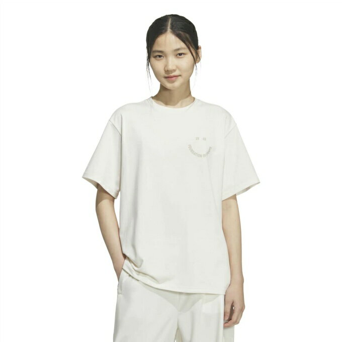快適な着心地と汎用性の高いデザインのルーズフィットのTシャツ。 リラックスした心地よさで、普段着に最適なバービイジ ルーズフィット 半袖Tシャツは。動きやすいルーズフィットを採用し、アクティビティも自宅でリラックスもこなせる一着。 ソフトな肌触りのこのTシャツは、快適さと耐久性を重視して作られており、合わせやすくワードローブで活躍する、すっきりとした汎用性の高いデザイン。 カジュアルなお出かけでも、軽いスポーツでも、このアディダスのTシャツは一日を快適にサポートする。イノベーションとコミュニティを大切にするアディダスブランドで、あなたのスタイルをアピールしよう。 ■カラー：OWH( KV4673 チョークホワイト ) ■サイズ： S(身長/152-158cm、胸囲/78-82cm、ウエスト/59-63cm) M(身長/157-163cm、胸囲/81-85cm、ウエスト/62-66cm) L(身長/162-168cm、胸囲/84-88cm、ウエスト/65-69cm) O(身長/167-173cm、胸囲/87-91cm、ウエスト/68-72cm) ※サイズは目安となります。 ご自身のサイズが2つのサイズの中間にある場合、タイトなフィット感がお好みであれば小さい方、 ルーズなフィット感がお好みであれば大きい方のサイズをお選びいただくことをおすすめします。 ■素材：綿70%、ポリエステル30% ■特長： ルーズフィット シングルジャージー構造 モデルは 178cmでLサイズを着用。胸囲/81cm、ウエスト/59cm 検索ワード：半そで ショートスリーブ