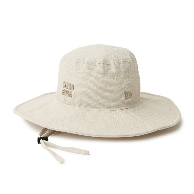 ドライな肌触りが特徴のシアサッカー生地を使用した、夏のゴルフシーンにぴったりのコレクション。 ■カラー：グレーベージュ ■サイズ：SM/57cm ■素材：ポリエステル ■原産国：中国 ■特徴： ・吸汗速乾性に優れたクールマックス(R)ファブリックを採用し、炎天下でも快適な着用感をキープ。 ・［Adventure］モデルのブリムには芯を入れ、さらに形を整えるため縁にワイヤーを内蔵。 ・スウェットバンドには抗菌効果のある「MICROERA(TM)（マイクロエラ）」を採用し、清潔さを保ちます。 検索ワード：帽子 ぼうし