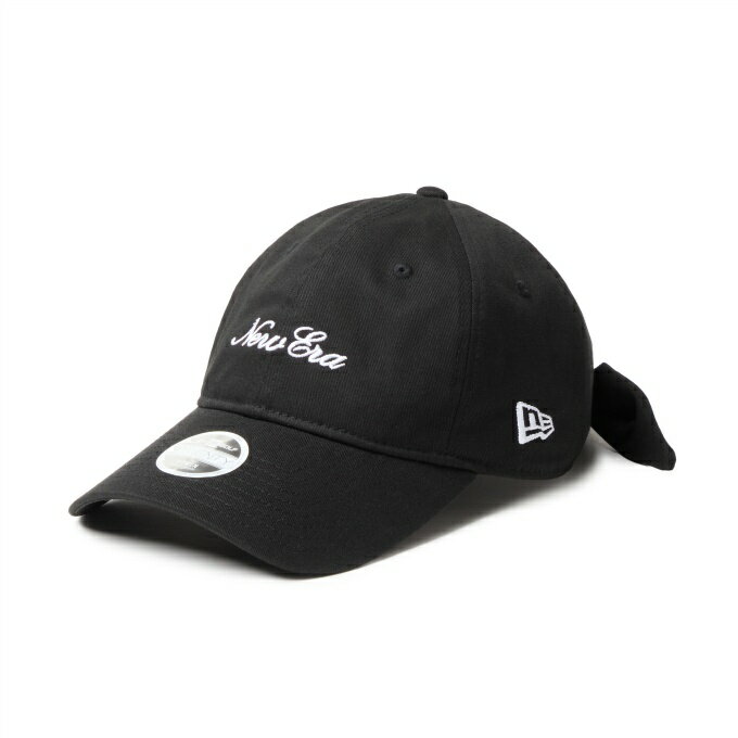 リアストラップにリボンをあしらった、フェミニンな印象のコレクション。 ■カラー：ブラック ■サイズ：SM/56cm ■素材：綿 ■原産国：中国 ■特徴： ・リボンはスタイリングや気分に合わせて取り外し可能。 ・バイザーは10mm長めに設計されたロングバイザー仕様で、日差し対策にも配慮。 ・スウェットバンドには抗菌効果のある「MICROERA(TM)（マイクロエラ）」を採用し、ラウンド中の快適さと清潔さをキープ。 検索ワード：帽子 ぼうし cap