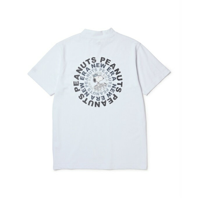 ■カラー：ホワイト ■サイズ：M、L、XL ■素材：綿、ポリエステル、ポリウレタン ■原産国：中国 ■特長： ・チャールズ M.シュルツ氏が初めて ピーナッツ の仲間たちを世の中に紹介したのは、1950年。それ以来、チャーリー・ブラウン、スヌーピーをはじめとするピーナッツ・ギャングは、ポップカルチャーに不滅の足跡を残してきました。Apple TV +で親しまれているピーナッツの番組や特番に加えて、世界中のファンの皆様には、多種多様の商品、アミューズメントパークのアトラクション、文化イベント、ソーシャルメディア、そして伝統的な紙媒体からデジタルまで各種媒体で掲載されている連載コミックなどを通して ピーナッツ を楽しんでいただいています。 ・(ロゴカラー)マルチカラー ・(FLAGカラー)ブラック ・シーズン/SS 2026 ・コレクションライン/PEANUTS GOLF 検索ワード：半そで