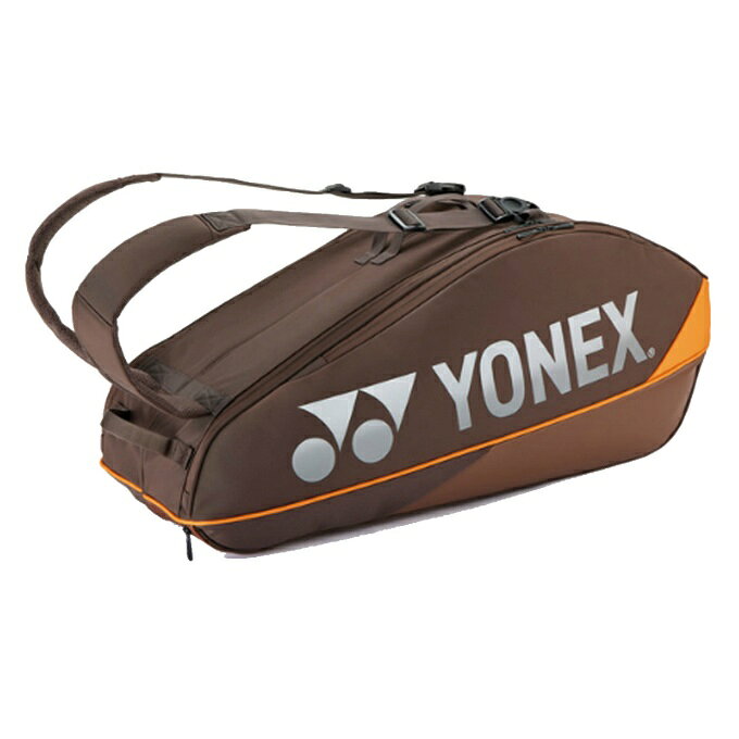 ■カラー：ESPBR( エスプレッソブラウン ) ■サイズ：one size( 幅/78cm、奥行/28cm、高さ36cm ) ※製品によって仕上りサイズに多少の誤差がありますのでご了承下さいませ。 ■素材：ポリエステル+PU ■原産地：ベトナム ■仕様：正面ポケット 、底面ポケット、小物ポケット、貴重品ポケット(内部起毛素材)、回転バックル、YKKファスナー、シューズポケット ■備考：※ プリント生地の都合上、柄の見え方が実際と異なる場合があります 検索ワード：ラケットバッグ ラケットケース ラケット バッグ テニス 硬式テニス ソフトテニス テニス用品 バドミントン テニスバッグ テニスバック バドミントンバック バドミントンバック トーナメントバッグ スクール 遠征 試合 部活 合宿
