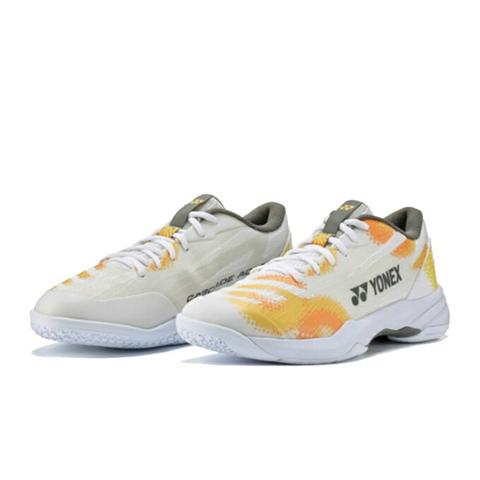 ■カラー：W/OR( ホワイト／オレンジ ) ■サイズ：22.0～29.0cm ■素材： アッパー/合成繊維 ミッドソール/合成樹脂 アウトソール/ゴム底 ■原産地：中国 ■その他：日本バドミントン協会審査合格品 ■機能：パワークッション,デュラブルスキンライト,ダブルラッセルメッシュ,トウアシストシェイプ,ラウンドソール,ラディアルブレードソール ■特徴： ・パワークッション(R) パワークッションはヨネックスが独自に開発した軽量衝撃吸収材。着地時に受ける衝撃を和らげながら、そのエネルギーを次のフットワークに変換する。 ・ミッドカット／ローカット ミッドカットは外側のくるぶしを包み込んで、足首のホールド性が高い。ローカットは足首周りの可動域が広く、動きやすい。 ・2Eスリム設計／3E設計／4Eワイド設計 品番により足囲寸法の設計が異なり、2Eはスリム、3Eは標準、4Eはゆったり設計。 ・デュラブルスキンライト 薄くて強度のある素材。軽量性、柔軟性、フィット性に優れる。 ・ダブルラッセルメッシュ アッパー、ソールの一部をメッシュにすることで通気性がアップ。シューズ内の環境を整え、より快適なプレーを実現。 ・トウアシストシェイプ 親指の圧迫感を解消したつま先設計とし、かつ、中足部とかかと部のサポート性を高めることで、シューズ内の足のズレを抑え、パワーロスのない素早いフットワークを実現。 ・ラウンドソール(TM) アウトソール外周の内側とかかと部に丸みを持たせ、自然な着地と蹴りだし時のパワーロスを軽減し、素早くスムーズなフットワークを実現。 ・ラディアルブレードソール パターンの変形を促した新形状採用ソール。更に縦・横・斜め方向へのグリップ性が向上。 検索ワード：バドミントン バトミントン シューズ