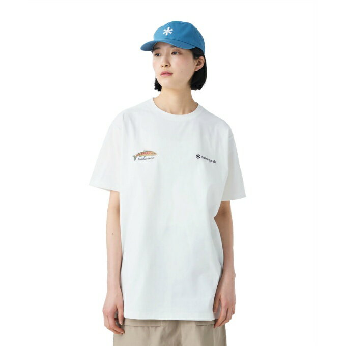 色鮮やかなフィッシンググラフィックが映える、さらりと着られる半袖Tシャツ 北海道に生息するトラウトをモチーフにした、プリント半袖クルーネックTシャツです。フロント右胸には「ヤマメ」、背面には左から「ニジマス」「カラフトマス」「オショロコマ」「イトウ」「ヒメマス」をあしらい、鮮やかで印象的なグラフィックをインクジェットプリントで表現しています。 素材には、コットンのような風合いを持つポリエステル生地を採用。乾きやすく、汗をかいてもさらりとした着心地を保ちます。 シルエットはほどよくゆとりのあるボックスシルエットで、リラックス感のある着心地。左脇下にはロゴのピスネームをあしらい、さりげないアクセントになっています。 カラーはオフホワイト、ブラウン、ブラックの3色展開。サイズは1、S、M、L、XL、XXLの6サイズを用意しています。ユニセックスで着用でき、1枚で着るのはもちろん、重ね着のアクセントとしても活躍する一枚です。 ■カラー：OFF WHITE ■サイズ： M ( 肩幅/45cm、身幅/52cm、着丈/68cm、袖丈/20cm、袖幅/22cm ) L ( 肩幅/47cm、身幅/56cm、着丈/72.5cm、袖丈/22cm、袖幅/23.5cm ) XL ( 肩幅/49cm、身幅/60.5cm、着丈/77cm、袖丈/24cm、袖幅/25cm ) ※製品によって仕上りサイズに多少の誤差がありますのでご了承下さいませ。 ■素材：100％ POLYESTER ■原産国：中国 ■仕様： 透け感/なし 裏地/なし 伸縮性/あり 光沢感/なし 生地の厚さ/普通 検索ワード：アウトドアウェア トレッキングウェア 半そで ショートスリーブ