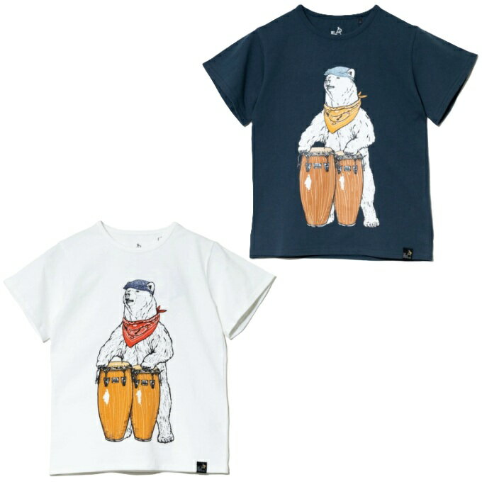 ハンチングを被ったコンガ奏者のクマが主役のグラフィックTシャツ☆ リズムを刻む楽しげなデザインで、着るだけで気分が上がる一枚です。ベーシックなサイズ感で動きやすく、デイリーにもぴったり。親子リンクコーデにもおすすめ。 デイリーからお出かけまで幅広く活躍。親子でのリンクコーデにもぴったりなKIDS TEEシリーズです。 【USA COTTON】 米綿で編立てた年間定番のオリジナル天素材。米綿ならではのシャリ感と柔らかさもある6.8ozのしっかりとした生地で、首回りや袖口は、着用お洗濯を繰り返しても伸びづらいフライスリブ素材を使用。気兼ねなくデイリーユースできる生地です。 ■カラー：NAVY(ネイビー)、WHITE(ホワイト) ■サイズ： 100(バスト/32cm、着丈/40cm、袖丈/11.5cm、肩幅/27.5cm) 120(バスト/36cm、着丈/47cm、袖丈/13.5cm、肩幅/32cm) 140(バスト/41cm、着丈/58cm、袖丈/16cm、肩幅/36cm) ※製品によって仕上りサイズに多少の誤差がありますのでご了承下さい。 ■素材：綿100% 検索ワード：アウトドアウェア トレッキングウェア 半そで