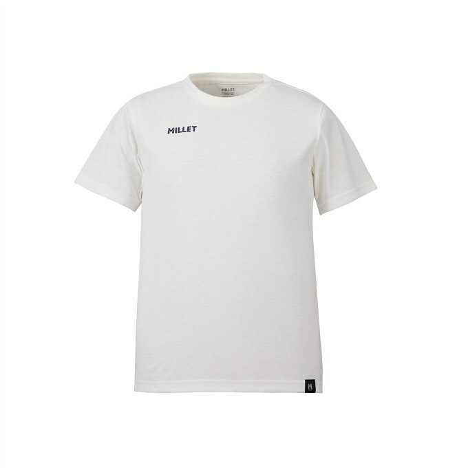山での安全を祈願するタルチョを醸した大きなバックプリントが特徴のTシャツ フロントにはシンプルなMILLETロゴ、バックには山での安全を願うタルチョをモチーフにしたスタンプをあしらったグラフィックTシャツです。薄手で速乾性の高いポリエステル生地はコットンのように柔らかな肌触り。自然でゆったりめのシルエットはフィールドから街までシーンを選ばず着回せます。その他UVプロテクションや襟、脇に配置した抗菌消臭デオドラントテープなど、暑い季節のアクティブなシーンでの実用性にも優れています。 ■カラー：FOGGY DEW ■サイズ(cm)： M（EU-S） ( 着丈/60、肩幅/39、身幅/48.5、袖丈/19 ) L（EU-M） ( 着丈/62、肩幅/40、身幅/51、袖丈/20 ) ※製品によって仕上りサイズに多少の誤差がありますのでご了承下さいませ。 ■素材：フルダル プレーン ポリエステル100% クイックドライ ■重量：136g ■機能：速乾性、UVカット、抗菌・消臭 ■装備： ・コットンのような肌触りのポリエステル100%のグラフィックTシャツ ・かいた汗を素早く拡散する優れた速乾性 ・UPF20～40のUVプロテクション ・襟裏と脇下に抗菌消臭効果のあるデオドラントテープを使用 ・レギュラーフィット 検索ワード：アウトドアウェア トレッキングウェア 半そで ショートスリーブ