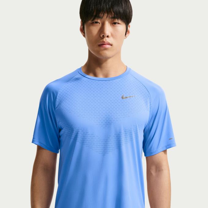 メンズ Dri-FIT ADV ショートスリーブ ランニングトップ ランナーの意見を取り入れ、ナイキ ストライドのマストアイテムを機能性に重点を置いて一新しました。 摩擦による不快感を軽減し、通気性を高めた軽量トップス。自分のペースに集中できます。 ■カラー：ROYALPULSE(494/ロイヤルパルス/(リフレクトシルバー)) ■サイズ：S、M、L、XL ■素材：本体/ポリエステル 100% ■原産国：インドネシア ■機能：吸汗×速乾 ■着用感：スタンダードフィット/定番の快適な着用感 ■特長： ・自由な動き ラグランスリーブが脇の摩擦を軽減し、可動域を拡大。 ランの間も、長めの丈でしっかりカバーします。 ・優れた速乾性とサポート性 速乾性素材に最先端の技術と機能を組み合わせたNike Dri-FIT ADVテクノロジーでさらりと快適な状態をキープ。 ■商品詳細： ・袖にリフレクティブ（再帰反射）デザインのグラフィック ・左胸にリフレクティブ（再帰反射）素材のスウッシュロゴ ・（高視認性の）個人用保護具（PPE）としての使用を目的とした商品ではありません ・洗濯機洗い可能 ※商品画像はサンプルのため、若干の仕様変更がある場合がございます。予めご了承下さい。 検索ワード：半袖Tシャツ 半袖シャツ 半そで Tシャツ 機能Tシャツ ランニングウェア ランニング ウェア ウエア