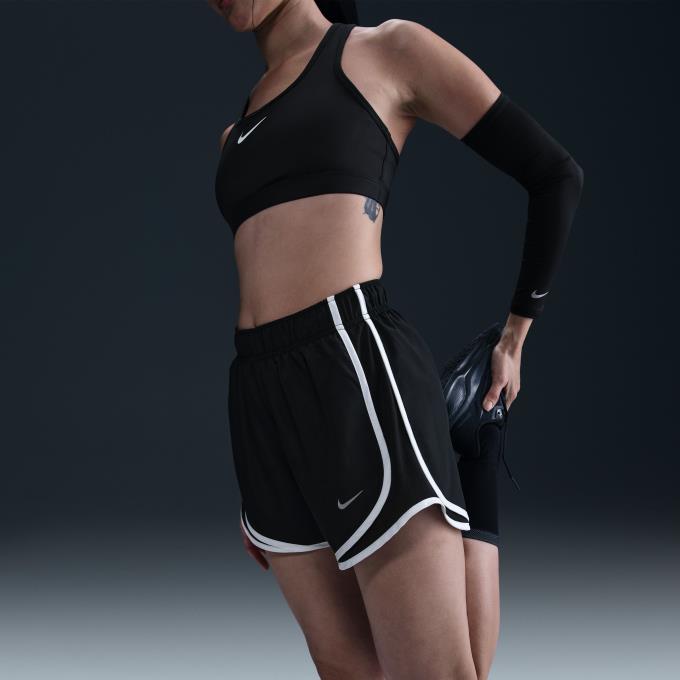 ウィメンズ Dri-FIT ミッドライズ ランニングショートパンツ (インナー付き) 軽量のテンポ ショートパンツで、自分のリズムを見つけよう。 速乾性に優れたなめらかな素材がさらりとした状態をキープし、メッシュパネルが足を踏み出すたびに通気性を発揮します。 ■カラー：BLACK(010/ブラック/ブラック/ホワイト/（リフレクトシルバー）) ■サイズ：XS、S、M、L ■着用感：スタンダードフィット/定番の快適な着用感 ■素材：本体・裏地/ポリエステル 100% ■原産国：ベトナム ■機能：吸汗×速乾 ■特長： ・ Nike Dri-FITテクノロジーが、肌から汗を逃がしてすばやく蒸発させ、さらりと快適な状態をキープ。 ・ インナーのドロップインポケットにカードや鍵を収納可能。 ・ インナーの柔らかい縫い目が摩擦を軽減。 ■商品詳細： ・ 内側にドローコード付きの伸縮性ウエストバンド ・ 左太ももにリフレクティブ（再帰反射）デザインのスウッシュロゴ ・ 洗濯機洗い可能 ・ （高視認性の）個人用保護具（PPE）としての使用を目的とした商品ではありません ※商品画像はサンプルのため、若干の仕様変更がある場合がございます。予めご了承下さい。 検索ワード：ランニングウェア 短パン トレーニングパンツ スポーツウェア フィットネスウェア ハーフパンツ