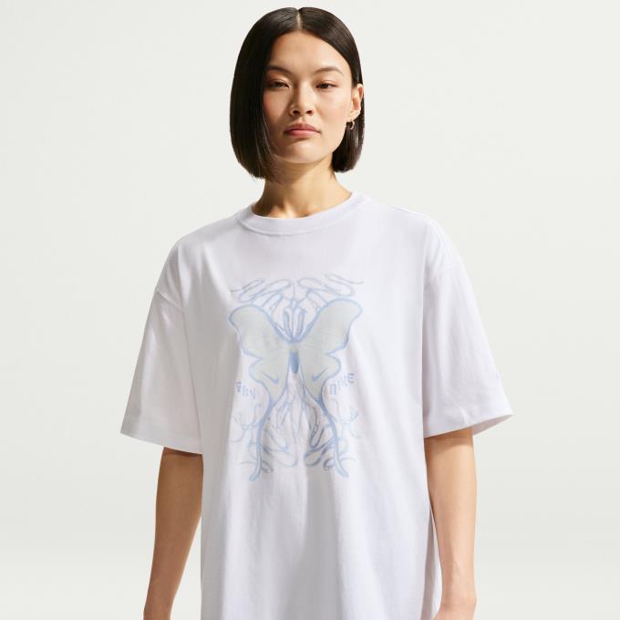 ワンランク上のクラシックなTシャツで、一日をスタイリッシュに。厚手（ヘビーウェイト）のコットン素材が適度なハリ感（ストラクチャー）を生み出し、オーバーサイズなフィット感が美しいドレープ感を演出します。 ■カラー：100(ホワイト) ■サイズ：S、M、L、XL ■素材：本体/綿 100% ■着用感：オーバーサイズフィット/大きめの余裕のある着心地 ■原産国：中国 ■特長： ・ 厚手のコットン素材を使用し、型崩れしにくいしっかりとした質感に仕上げています。 ・ ゆったりとしたオーバーサイズなシルエットが、現代的なスタイルを提供します。 ■商品詳細： ・ 洗濯機洗い可能 ※商品画像はサンプルのため、若干の仕様変更がある場合がございます。予めご了承下さい。 検索ワード：半そで ショートスリーブ