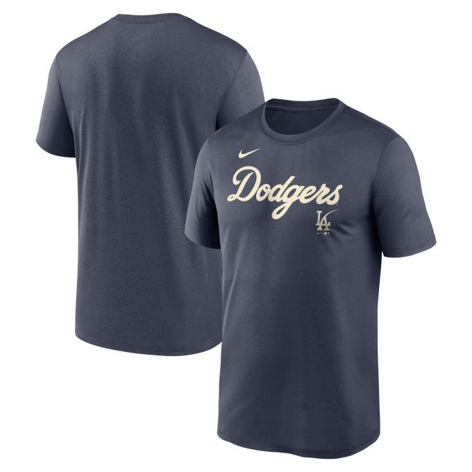 ナイキ シティ コネクト スクリプト レジェンド Tシャツで、ロサンゼルス・ドジャースファンであることをスタイリッシュにアピールしましょう。 リサイクルポリエステルユニフォーム素材を使用したこのTシャツは、軽量で快適な着心地です。Dri-FITテクノロジーが汗を素早く発散させ、涼しくドライな状態をキープ。試合の日はもちろん、普段使いにも最適なトップスです。 ■カラー：サンダーBL-D(サンダーブルー) ■サイズ(cm)： M（US-S）/身丈/71cm、身幅/49cm、肩幅/43.6cm、袖丈/23.3cm L（US-M）/身丈/72cm、身幅/53cm、肩幅/45cm、袖丈/24cm XL（US-L）/身丈/74cm、身幅57/cm、肩幅/46.4cm、袖丈/24.6cm XXL（US-XL）/身丈/76cm、身幅/62cm、肩幅/48.8cm、袖丈/25.2cm ※サイズは目安です。多少の誤差はご了承ください。 ■素材：リサイクルポリエステル 100％ ■着用感：スタンダードフィット/定番の快適な着用感 ■原産国：グアテマラ ■機能：吸汗×速乾 ■その他：Los Angeles Dodgers ■特長： ・ Dri-FITテクノロジー/ 湿気を素早く逃がし、アクティブなシーンでもさらりと快適な状態を維持します。 ・ シティ・コネクト デザイン/ ロサンゼルスの街にインスパイアされた独特のチームディテールが施されたモデル。 ・ 軽量なジャージー素材/ 軽やかな質感（145gsm）の生地を採用し、一日中ストレスなく着用できます。 ■商品詳細： ・ クルーネック、半袖 ・ 洗濯機洗い可能、乾燥機は低温で使用してください ・ MLB公式ライセンス商品 ※商品画像はサンプルのため、若干の仕様変更がある場合がございます。予めご了承下さい。 検索ワード：半袖Tシャツ 半袖シャツ 半そで Tシャツ 機能Tシャツ ベースボールウェア プラクティスシャツ 野球 ウェア ウエア