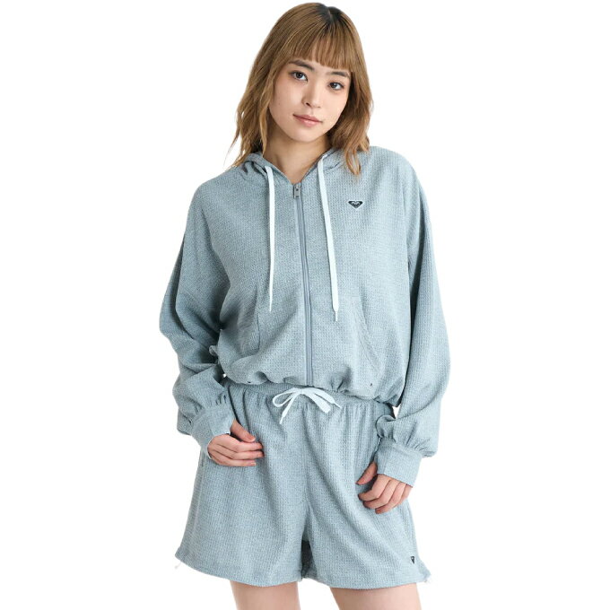 【DESIGN】 ・ショート丈でワイドな身幅のジップアップフーディ。 【STYLING】 ・同素材ボードショーツとのセットアップはもちろん、デイリーユースにぴったりの1枚。 【FABRIC】 ・軽量＆コンパクトで持ち運びしやすく乾きやすい高機能のAIR FLEXワッフル素材。 ・EASY DRY ・軽量 ・高形状安定性 ・ストレッチ ・UV CUT ・アンチピリング ・水陸両用 ■カラー：GRY ■サイズ(cm)： S ( 着丈/42、身幅/66、肩幅/60、袖丈/45、フード丈/43 ) M ( 着丈/45、身幅/69、肩幅/61、袖丈/46、フード丈/43 ) L ( 着丈/49、身幅/71、肩幅/62、袖丈/48、フード丈/43 ) ※製品によって仕上りサイズに多少の誤差がありますのでご了承下さい。 ■素材：ポリエステル100% 検索ワード：長そで
