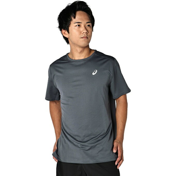 シンプルでベーシックなエッセンシャルシリーズ 日常的なランニングに適したショートスリーブシャツです。 軽量で吸汗速乾性に優れたニット素材が、ランニングをより快適なものに導きます。また、フラットシーム(縫い目)構造により、ランニング中の擦れの軽減。 ■カラー：キャリアグレー ■サイズ： S(height/69.4cm、bust/50cm、hem/48.5cm、sleeve/43.8cm) M(height/71.2cm、bust/54cm、hem/52.5cm、sleeve/44.9cm) L(height/73cm、bust/58cm、hem/56.5cm、sleeve/46cm) XL(height/74.8cm、bust/63cm、hem/61.5cm、sleeve/47.4cm) ※製品によって仕上りサイズに多少の誤差がありますのでご了承下さい ■素材：ポリエステル100% ■原産国：ベトナム製 ■特徴： 海外サイズ 検索ワード：半袖Tシャツ 半袖シャツ 半そで Tシャツ 機能Tシャツ ランニングウェア ランニング ウェア ウエア