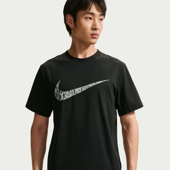 ワークアウトの場所を選ばず、ソフトで快適な着心地を提供する速乾性Tシャツがあなたをサポートします。 ■カラー：010(ブラック) ■サイズ：S、M、L、XL、2XL ■素材：本体/ポリエステル 100% ■着用感：スタンダードフィット/定番の快適な着用感 ■原産国：ベトナム/中国 ※原産国をお選びいただくことはできません予めご了承ください ■機能：吸汗×速乾、UV ■特長： ・ ドライで快適 / Nike Dri-FITテクノロジーが肌から汗を逃がしてすばやく蒸発させ、さらりと快適な状態を維持します。 ・ UVプロテクション / 衣服で覆われた部分のみ、太陽光のUVAおよびUVB保護機能を提供します。露出した肌を保護するためには、高品質の日焼け止めの使用をお勧めします。 ■商品詳細： ・ 洗濯機洗い可能 ※商品画像はサンプルのため、若干の仕様変更がある場合がございます。予めご了承下さい。 検索ワード：スポーツウェア トレーニングウェア 半そで 機能Tシャツ