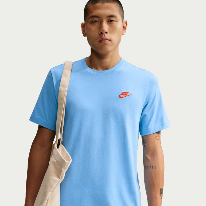 日々のローテーションに加えたいスマートな一枚。 ナイキ スポーツウェア クラブ Tシャツは、普段着に最適なコットン素材を使用。クラシックなフィット感を提供し、新品でも肌なじみの良い着心地です。胸元に刺繍されたFuturaロゴで、伝統的なNikeスタイルを演出しています。 ■カラー：497(フットボールブルー/(セイフティオレンジ)) ■サイズ：S、M、L、XL、2XL ■素材：本体/綿 100% ■原産国：ベトナム ■着用感：スタンダードフィット/定番の快適な着用感 ■特長： ・クラシックなフィット感のTシャツ。胴体から腰回りまで、ゆったりとしたシルエットです。 ・柔らかな軽量コットン素材は、普段着に最適。 ■商品詳細： ・洗濯機洗い可能 ※商品画像はサンプルのため、若干の仕様変更がある場合がございます。予めご了承下さい。 検索ワード：半そで ショートスリーブ