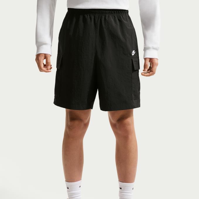 普段使いに最適なウーブンショートパンツ。 頼れる実用的なスタイルにNike Clubならではの快適さをプラスしました。ヒップから太ももにかけてゆったりとフィットする、ひざ上丈のデザインです。 ■カラー：010(ブラック/(ホワイト)) ■サイズ：S、M、L、XL ■着用感：オーバーサイズフィット/大きめの余裕のある着心地 ■素材：本体/ナイロン 100% ■原産国：中国 ■特長： ・ 伸縮性のあるウエストバンドと内蔵された丸紐タイプのドローコードで、ウエスト周りを快適なフィット感に調節可能。 ・ ヒップから太ももにかけてゆったりとしたオーバーサイズフィットで、動きやすくカジュアルなスタイルを実現。 ■商品詳細： ・ Nike Futuraロゴの刺繍 ・ ハンドポケット ・ カーゴポケット ・ 洗濯機洗い可能 ※商品画像はサンプルのため、若干の仕様変更がある場合がございます。予めご了承下さい。 検索ワード：スポーツウェア トレーニングウェア ボトムス ズボン ショートパンツ ショーパン ハーパン 短パン