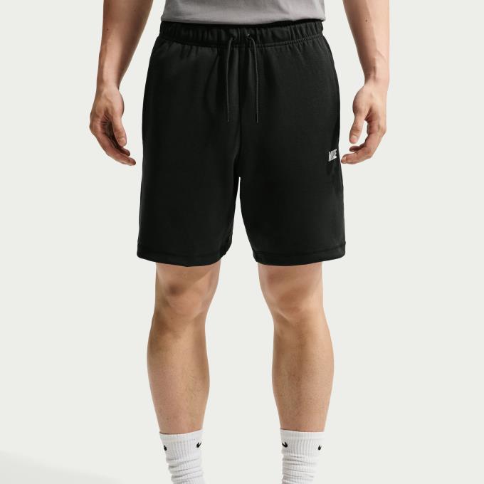 メンズ バーシティ ショートパンツ クラシックなアイテムを探しているなら、クラブシリーズで見つけよう。 軽やかな生地とゆったりとしたフィット感で、快適さを追求したスウェットです。 ■カラー：010(ブラック/ブラック/(ホワイト)) ■サイズ：S、M、L、XL、2XL ■素材：本体/綿 73% ポリエステル 27% ■着用感：スタンダードフィット/定番の快適な着用感 ■原産国：中国 ■特長： ・ ヒップから太ももにかけてゆったりとフィットする、毎日快適に着用できるカジュアルスタイル。 ・ 伸縮性のあるドローコード付きウエストバンドで、快適なフィット感に調整可能。 ■商品詳細： ・ Nikeグラフィックの刺繍 ・ ハンドポケット ・ 洗濯機洗い可能 ※商品画像はサンプルのため、若干の仕様変更がある場合がございます。予めご了承下さい。 検索ワード：スポーツウェア トレーニングウェア ボトムス ズボン ショートパンツ ショーパン ハーパン 短パン
