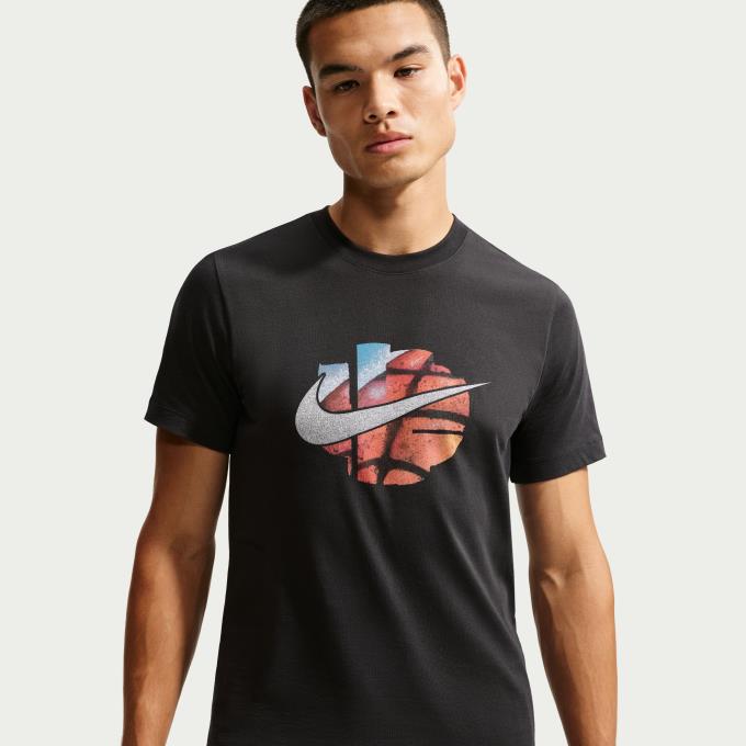 ちょっとそのボール（ロック）を貸してくれ。 このソフトなコットンTシャツに着替えて、ワークアウト（仕事）の時間だ。 日常使いに最適なコットン素材を使用し、ソフトで軽やかな肌当たりを実現しました。 ■カラー：BLACK(010/ブラック) ■サイズ：M、L、XL ■素材：本体/綿 100% ■着用感：スタンダードフィット/定番の快適な着用感 ■原産国：トルコ ■特長： ・ 快適な日常着 / 軽くて柔らかいコットン素材を採用。どんなアクティビティの際も、心地よく体にフィットします。 ・ シンプルな万能性 / 快適さとスタイルの両立。コートでもストリートでも、エフォートレスに着こなせる一着です。 ■商品詳細： ・ 洗濯機洗い可能 ※商品画像はサンプルのため、若干の仕様変更がある場合がございます。予めご了承下さい。 検索ワード：半袖Tシャツ 半袖シャツ 半そで Tシャツ 機能Tシャツ バスケットウェア プラクティスシャツ バスケットボール バスケ ウェア ウエア