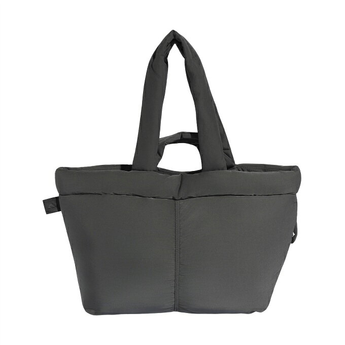 アディダスのMust Haves Tote Bagで忙しい毎日にスタイルとパフォーマンスをプラスしよう。移動中も必需品をスマートに整理できるようにデザインされたこのアイテムは、大胆なルックスと機能的なディテールを融合。ジムやオフィス、友人とのお出かけなど、日常のあらゆるシーンをサポート。 内側にはスリップインポケットを備え、小物をすばやく取り出せる。ノートPC用ポケットはデバイスを安全に収納でき、サイドポケットには水分補給用のボトルを収納できる。スナップボタンクロージャーで出し入れも簡単。ツイル構造により耐久性と上質な質感が加わり、ゆとりのある容量で必需品をしっかり収納。 Must Havesシリーズの一つであるこのトートは、実用的な整理整頓と日常の多用途性にフォーカスし、クリーンで機能的な仕上がりが、毎日のルーティンをスマートに整える。 ■カラー：GY KH4514 ( カーボン ) ■サイズ：32cm x 38cm ※製品によって仕上りサイズに多少の誤差がありますのでご了承下さい。 ■容量：19.7L ■素材：ポリエステル100% ■特徴： ・必需品をすっきり整理して持ち運べるインナーポケット付きトートバッグ。 ・ツイル構造 ・内側にスリップインポケット ・内側にノートPC用ポケット ・ボトル用サイドポケット ・スナップボタンクロージャー ※商品画像はサンプルのため、若干の仕様変更がある場合がございます。予めご了承下さい。 検索ワード：バッグ かばん 鞄 ジムトート ジムバッグ TTBA