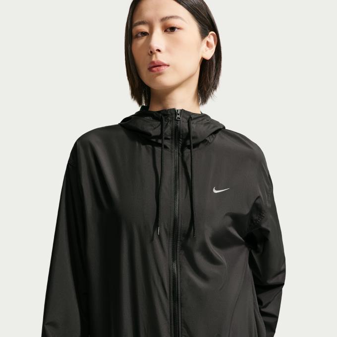 定番の日常着をさらに進化させた一枚。クラシックなスポーツウェアジャケットをアップデートし、すっきりとしたライン、機能的なハンドポケット、そして適度な立体感をプラスする共布の裏地付きフードを採用しました。張りのあるUVプロテクション素材、通気性の良いメッシュの裏地、そしてゆったりとしたフィット感の組み合わせにより、何度でも繰り返し羽織りたくなる完璧なレイヤーに仕上げています。 ■カラー：010(ブラック/(セイル)) ■サイズ：S、M、L、XL ■素材：本体/ポリエステル 100% 裏地/ポリエステル 100% ■着用感：ルーズフィット/ゆったりとリラックスした着心地 ■原産国：ベトナム ■機能：UV ■特長： ・ ゆったりとしたフィット感 / ヒップや太もも周りにゆとりを持たせたルーズフィット設計です。 ・ 紫外線から保護する素材で日焼けを防止 / 衣服で覆われた部分のみ、太陽光のUVAおよびUVB保護機能を提供。露出した肌を保護するためには、高品質の日焼け止めの使用をお勧めします。 ■商品詳細： ・ スウッシュロゴの刺繍 ・ ハンドポケット付き ・ ドローコード付きの3パネルフード ・ 伸縮性のある裾と袖口 ・ 洗濯機洗い可能 ※商品画像はサンプルのため、若干の仕様変更がある場合がございます。予めご了承下さい。 検索ワード：アウター 上着