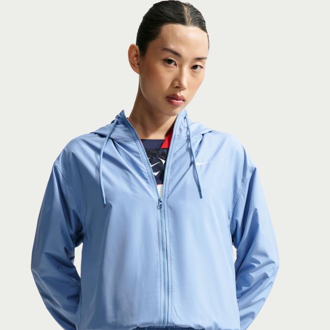 定番の日常着をさらに進化させた一枚。クラシックなスポーツウェアジャケットをアップデートし、すっきりとしたライン、機能的なハンドポケット、そして適度な立体感をプラスする共布の裏地付きフードを採用しました。張りのあるUVプロテクション素材、通気性の良いメッシュの裏地、そしてゆったりとしたフィット感の組み合わせにより、何度でも繰り返し羽織りたくなる完璧なレイヤーに仕上げています。 ■カラー：486(ワークブルー/(セイル)) ■サイズ：S、M、L、XL ■素材：本体/ポリエステル 100% 裏地/ポリエステル 100% ■着用感：ルーズフィット/ゆったりとリラックスした着心地 ■原産国：ベトナム ■機能：UV ■特長： ・ ゆったりとしたフィット感 / ヒップや太もも周りにゆとりを持たせたルーズフィット設計です。 ・ 紫外線から保護する素材で日焼けを防止 / 衣服で覆われた部分のみ、太陽光のUVAおよびUVB保護機能を提供。露出した肌を保護するためには、高品質の日焼け止めの使用をお勧めします。 ■商品詳細： ・ スウッシュロゴの刺繍 ・ ハンドポケット付き ・ ドローコード付きの3パネルフード ・ 伸縮性のある裾と袖口 ※製品によって仕上りサイズに多少の誤差がありますのでご了承下さいませ。 検索ワード：アウター 上着