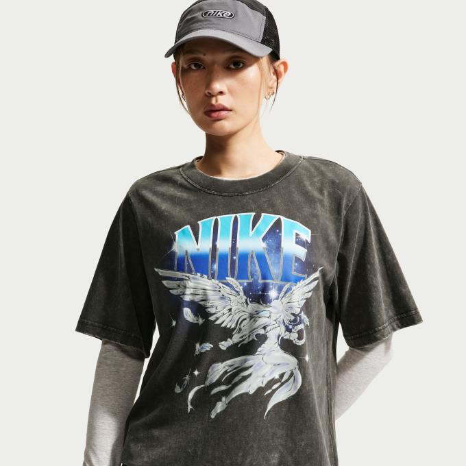 カジュアルで快適な着心地を追求したこのTシャツは、軽量のコットン素材を使用しソフトな肌触りを実現。ヴィンテージ加工がデザインに奥行きを与え、ゆったりとしたフィット感がリラックスしたスタイルを演出します。 ■カラー：060(アンスラサイト) ■サイズ：S、M、L、XL ■素材：本体/綿 100% ■原産国：中国 ■特長： ・ ヴィンテージ感のある風合い / ウォッシュ加工を施すことで、深みのある表情と柔らかな質感を実現。着慣れたような心地よさを提供します。 ・ リラックスしたシルエット / 余裕のあるフィット感により、動きやすく、抜け感のあるレイヤードスタイルも楽しめます。 ■商品詳細： ・ 洗濯機洗い可能 ※商品画像はサンプルのため、若干の仕様変更がある場合がございます。予めご了承下さい。 検索ワード：半そで ショートスリーブ