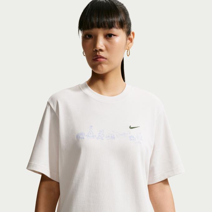 厚手のコットン素材を使用したこのTシャツは、柔らかい肌触りとしっかりとした構造を兼ね備えています。肩周りにゆとりを持たせたデザインにより、カジュアルで開放感のあるフィット感を実現しました。 ■カラー：030(ファントム) ■サイズ：S、M、L、XL ■素材：本体/綿 100% ■着用感：ルーズフィット/ゆったりとリラックスした着心地 ■原産国：中国 ■特長： ・ 厚手の素材感 / 耐久性に優れたヘビーウェイトコットンを採用。型崩れしにくく、程よい重厚感のあるシルエットをキープします。 ・ カジュアルなシルエット / 肩のラインに余裕を持たせたルーズなフィット感で、一日中リラックスして過ごせます。 ■商品詳細： ・ 洗濯機洗い可能 ※商品画像はサンプルのため、若干の仕様変更がある場合がございます。予めご了承下さい。 検索ワード：半そで ショートスリーブ