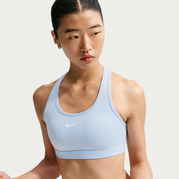 ウィメンズ パッディド スポーツブラ 運動中もパッドがずれることはありません。パッドを縫い込んで固定したスウッシュ ブラ。 ずれたり折れ曲がったりする心配もなく、ハードな運動に専念できます。ワークアウトやダンスクラスに最適。ミディアムサポートで快適に包み込み、ずれを防止します。速乾性と順応性に優れた素材が、形状をすばやく回復。ワークアウト中も快適な着用感が持続します。 ■カラー：407(ハイドロゲンブルー/ストーンモーウ゛/(ホワイト)) ■サイズ：S、M、L、XL ■素材：本体/ポリエステル 72% ポリウレタン 28% 裏地/ポリエステル 81% ポリウレタン 19% ■着用感： タイトフィット/体にぴったり快適にフィット ミディアムサポート/ずれのない快適なホールド感 ■原産国：中国 ■特長： ・ ハードに運動しても、軽量で順応性に優れた素材が第2の皮膚のようにフィットし、抜群の快適さとサポート性を発揮。休憩時にはすばやく元の状態に戻り、ぴったりとしたホールド感と繊細なシルエットが回復。伸縮性に優れた繊維により着脱が簡単で、体を後ろに反らさなくてもブラを外すことが可能。 ・ Nike Dri-FITテクノロジーが、肌から汗を逃がしてすばやく蒸発させ、さらりと快適な状態をキープ。メッシュの裏地を組み合わせて、涼しい状態をキープ。 ・ ワークアウトでも、それ以外でも、長い間愛用されてきたスウッシュ スポーツブラ。しかし、ニーズは人それぞれ。カバー範囲が最小限でホールド感が控えめなものを探しているなら、スウッシュ ライトサポートがぴったり。バストをしっかりカバーして、フィット感をカスタマイズしたい人には、スウッシュ ハイサポートが最適。 ■商品詳細： ・ 洗濯機洗い可能 ※商品画像はサンプルのため、若干の仕様変更がある場合がございます。予めご了承下さい。 検索ワード：スポーツウェア トレーニングウェア フィットネスウェア ヨガウェア スポブラ