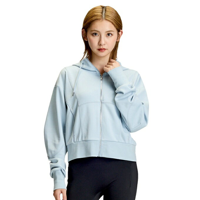 ■カラー：034(Blue Fog / /) ■サイズ：SM、MD、LG、XL ■素材：ポリエステル 77%、コットン 23% ■フィット：Loose ■生産国：マレーシア ■特長： 両面スムースで極めて柔らかなダブルニット素材が一日中快適な着心地を提供 着脱が容易なフルジップタイプ フード付き 正面にポケット FAST DRYING(速乾)/速乾性に優れた素材で汗をすばやく発散 WICKS SWEAT(吸汗)/汗を素早く吸収、外部へ発散し、アスリートの身体を常にドライに保つ 検索ワード：スポーツウェア トレーニングウェア フード フーディ フーディー